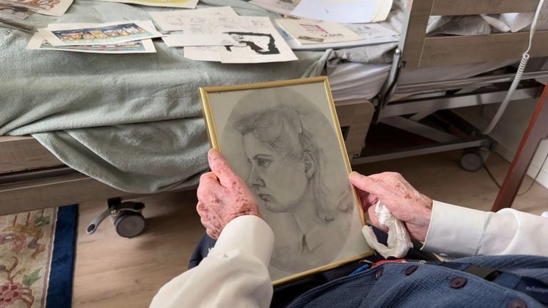 Theo with in his hand the drawing of his wife Agnes (photo: Omroep Brabant).