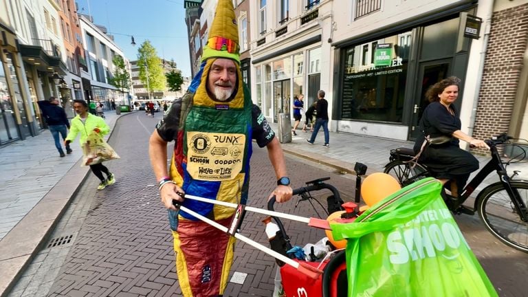 Paul runs through the center of Den Bosch (photo: Jan Peels).