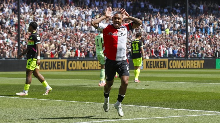 Igor Paixão celebrates the 1-0 with disappointed PSV players in the background. (Photo: ANP, Bart Stoutjesdijk)