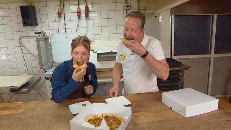 Reporter Floortje Steigenga and Bakker Pim Filius test the pizza (photo: Floortje Steigenga).