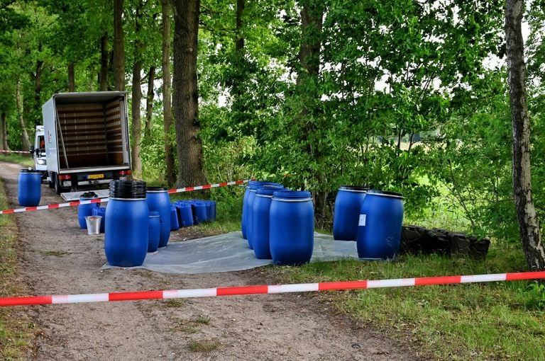 In these blue barrels the contents of the jerry cans are transferred (photo: Toby de Kort/Persbureau Heitink). 