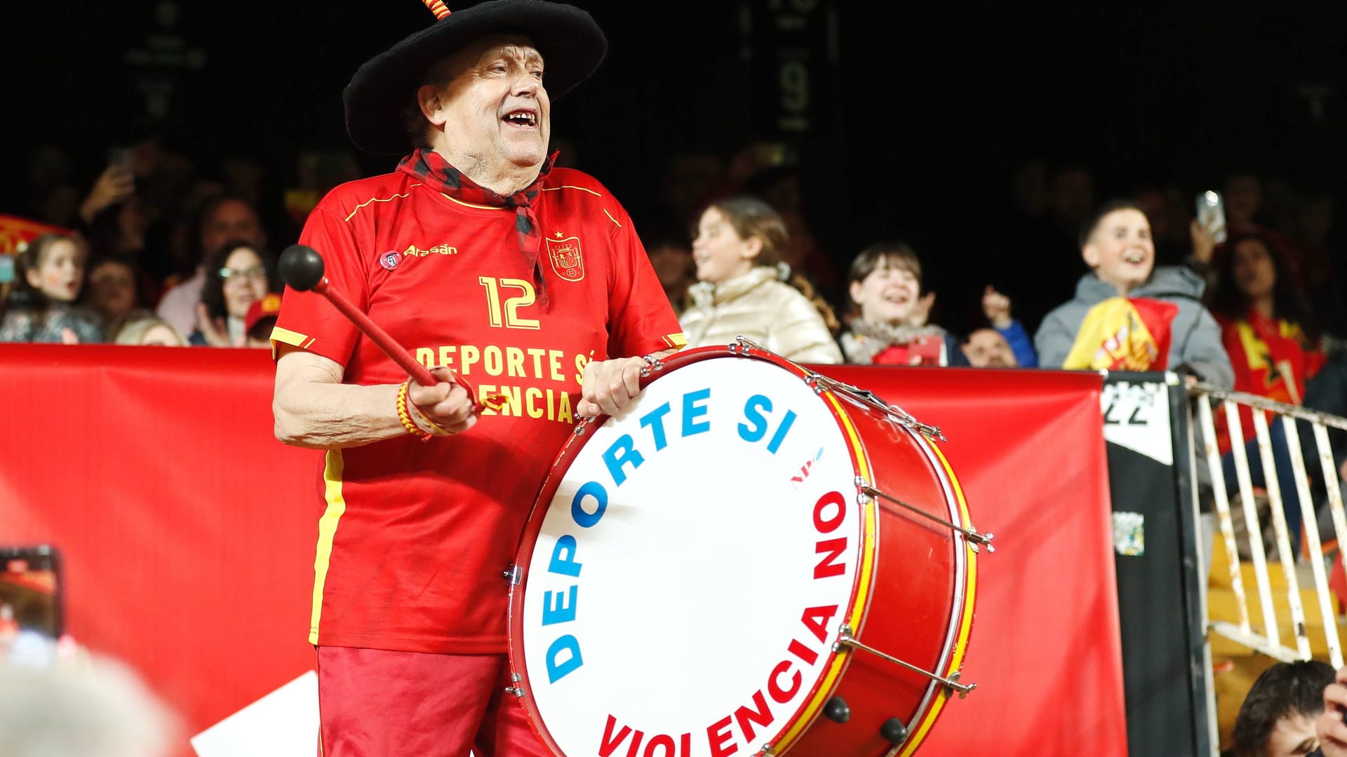 Manolo "El del bombo" In a international match of Spain: This is how the football fan was known worldwide.