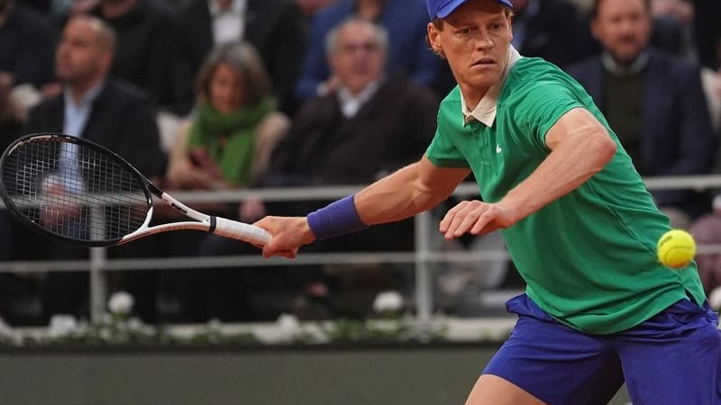 Jannik Sinner shows himself in action in the Roland Garros Stadium.