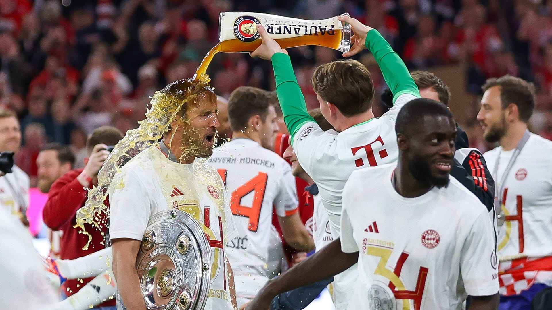 Beer shower for Harry Kane: At an Ibiza party, the Bayern stars were probably more classified.
