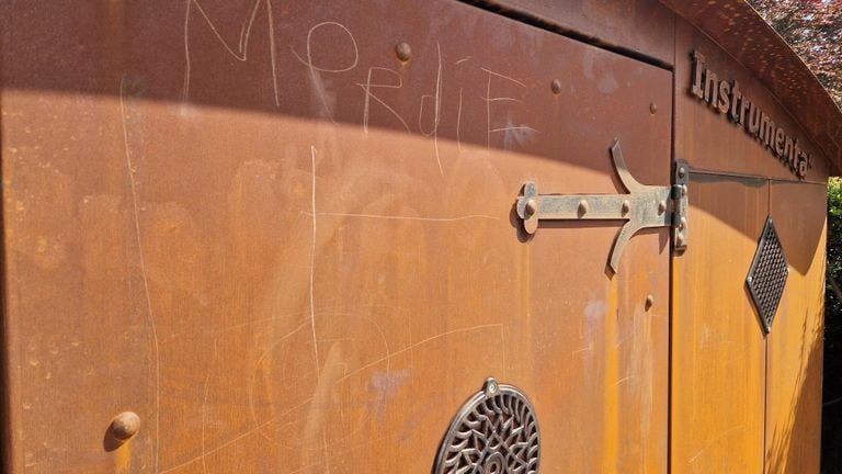 The scratches and texts on the artwork (photo: Tom Berkers).