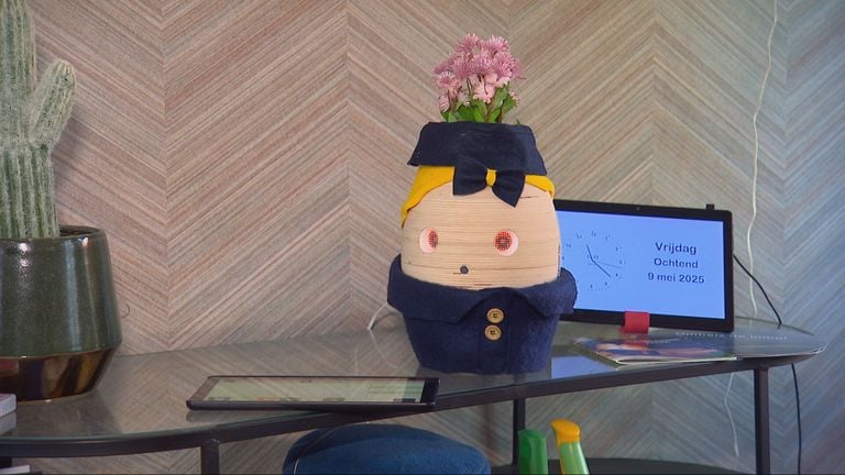 Talking flowerpot Tessa helps with the memories of appointments (photo: Omroep Brabant).