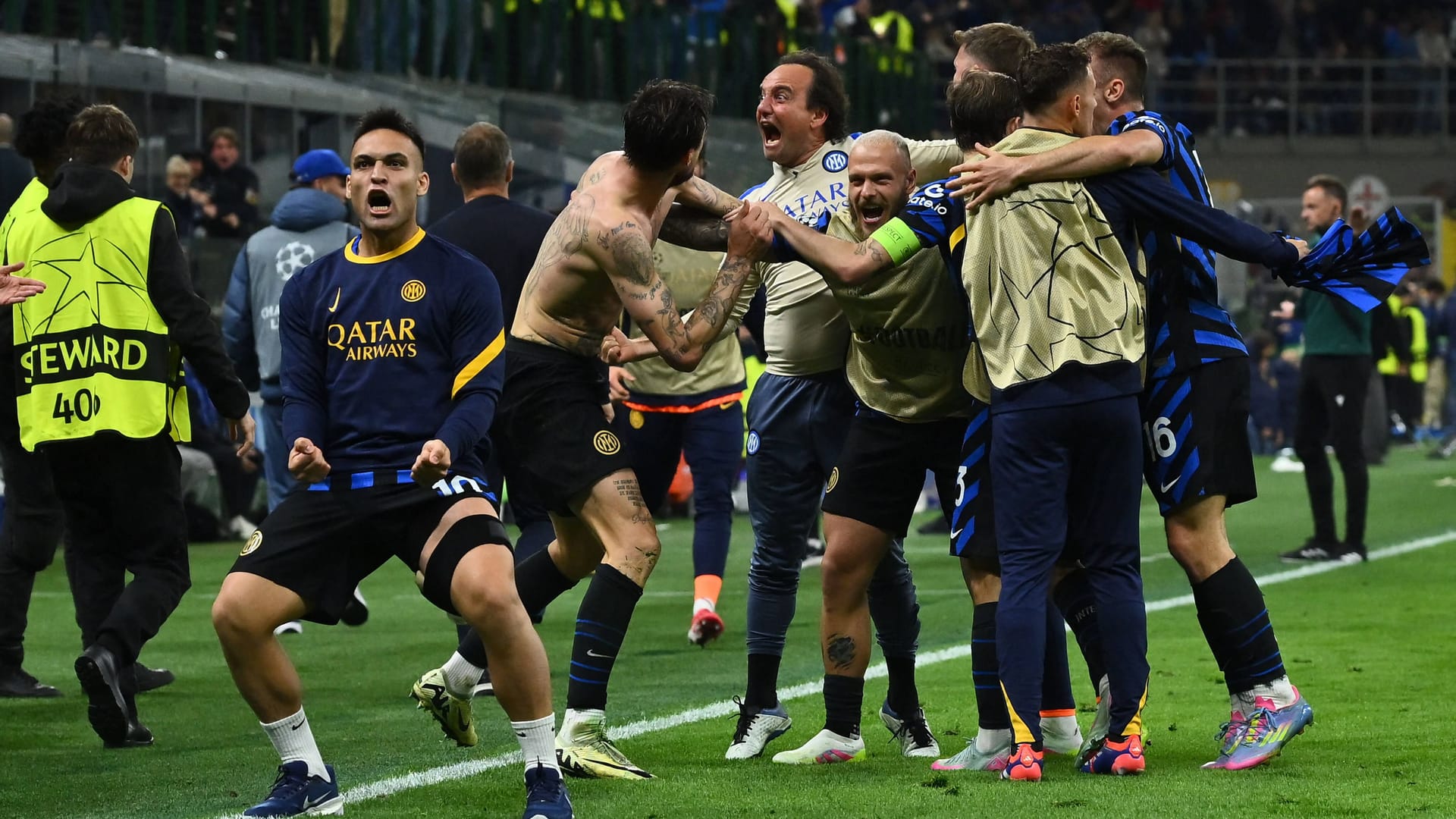 Inter Milan celebrates the late equalization to 3: 3 by Francesco Acerbi.