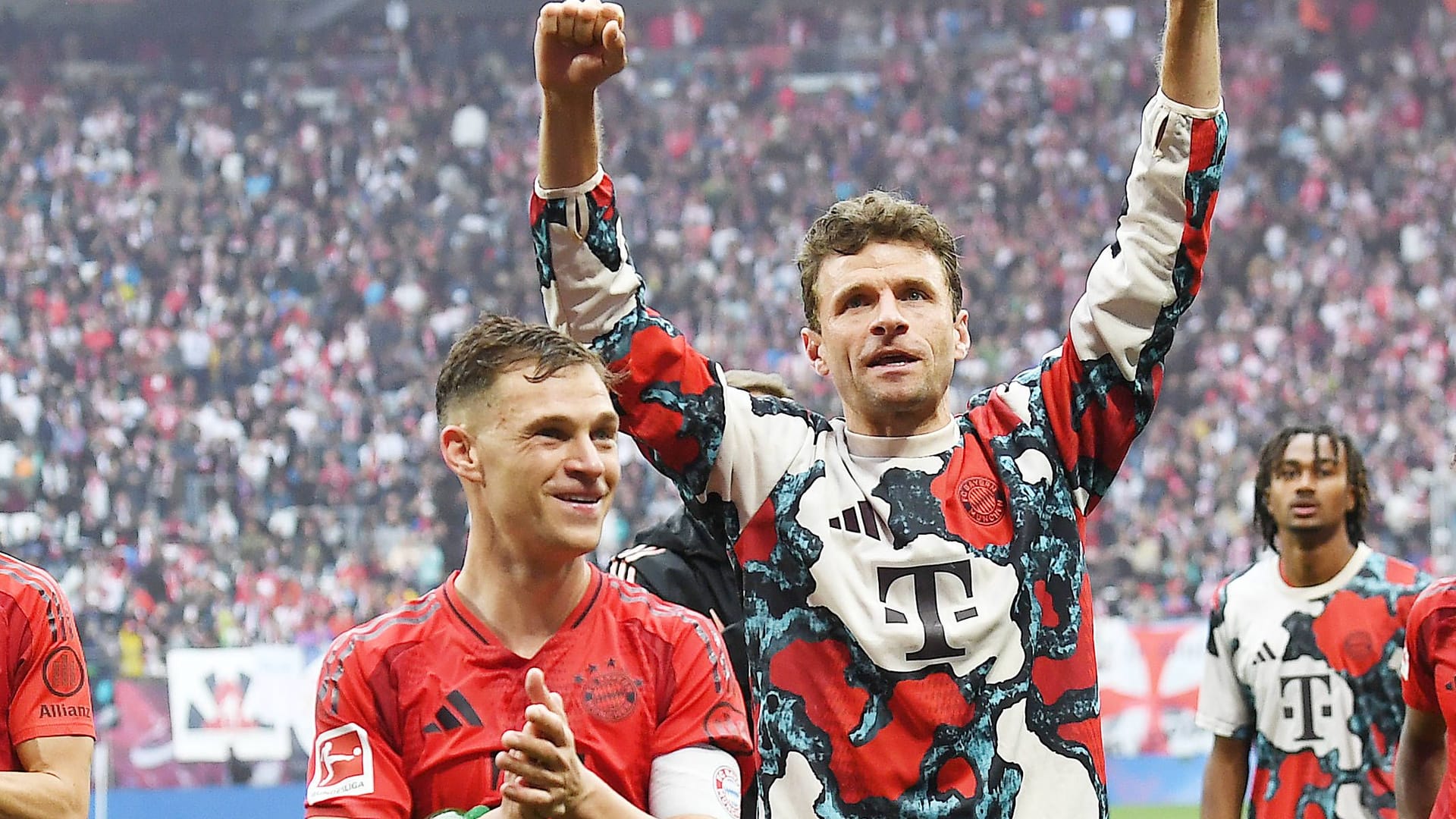 In jubilee mood: The Bayern stars around Joshua Kimmich and Thomas Müller (from left) suspected after the 3: 3 in Leipzig that it would still be difficult for pursuers Leverkusen.