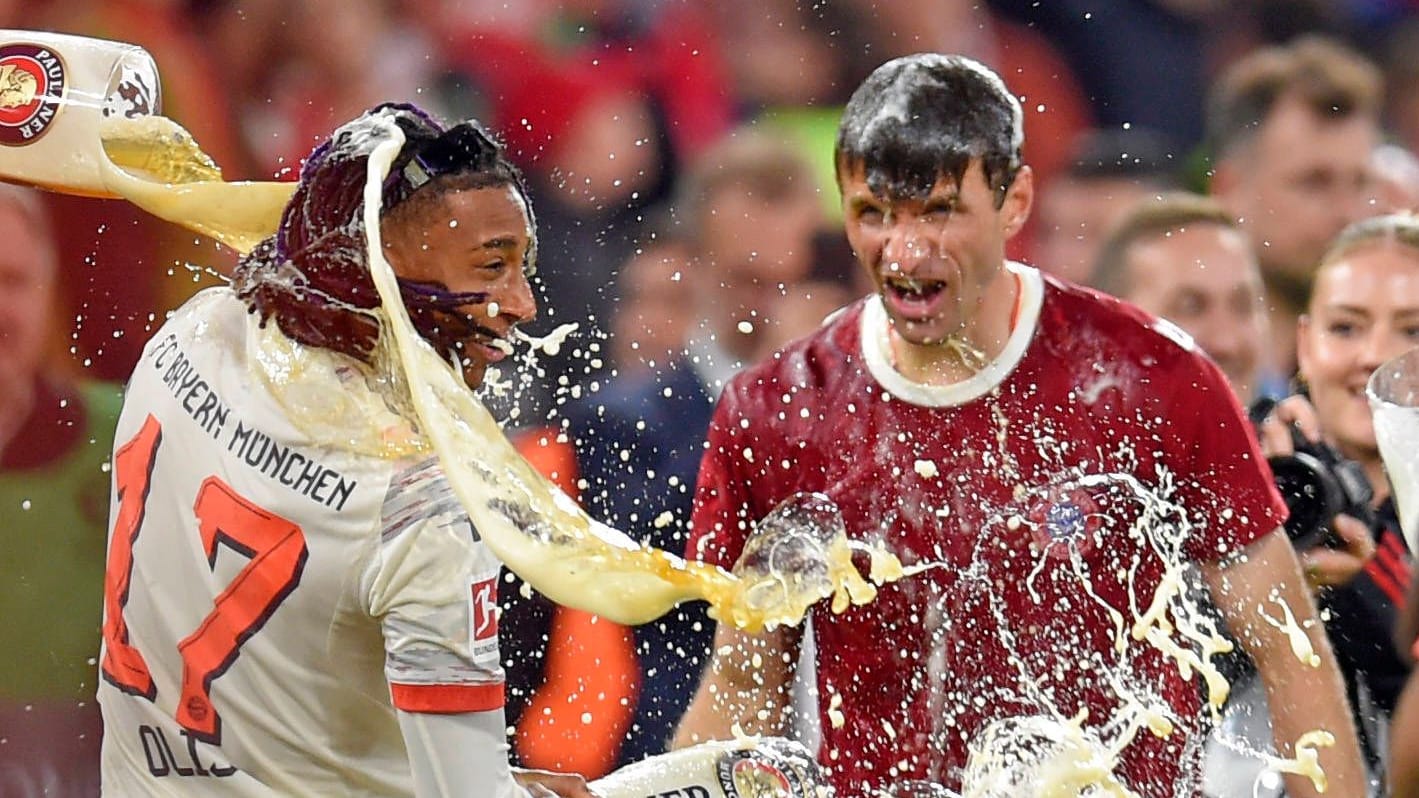 Michael Olise (left) and Thomas Müller get a beer shower: the cool water is one of the rituals at a Bayern championship celebration.