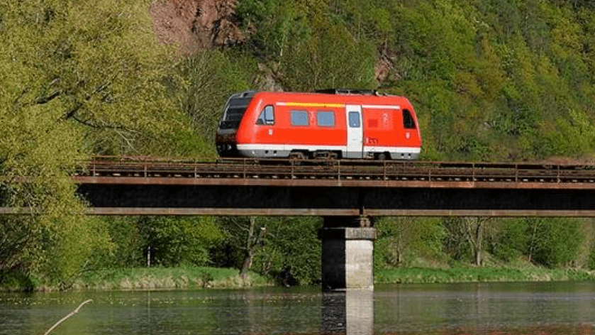 A lonely wagon on a railway track: this picture uses Deutsche Bahn for its joke.