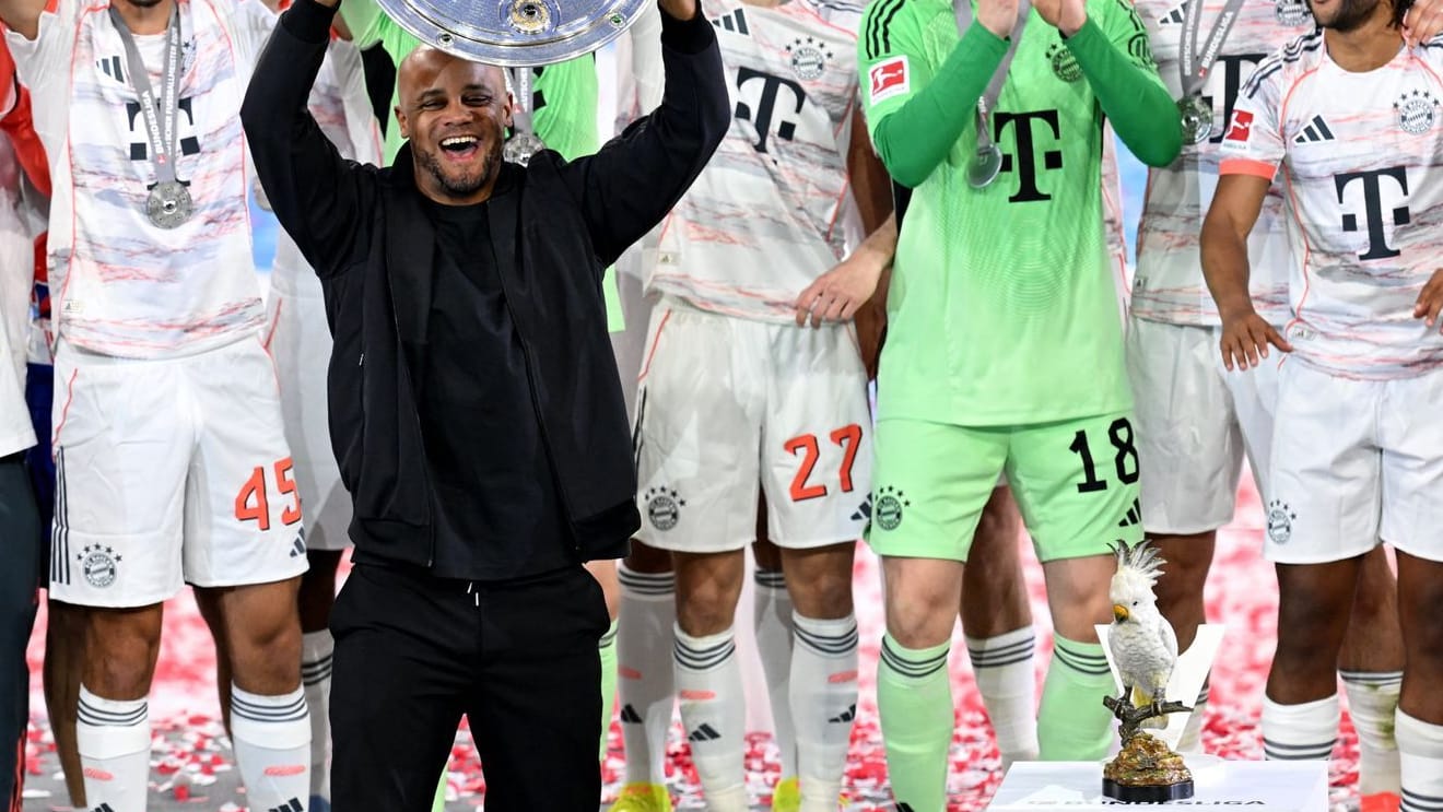 Vincent Kompany: He celebrates his championship title with Bayern.