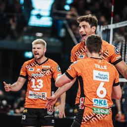 The BR Volleys players cheer a point against Lüneburg. (Photo: Imago / Anton Hoefel)