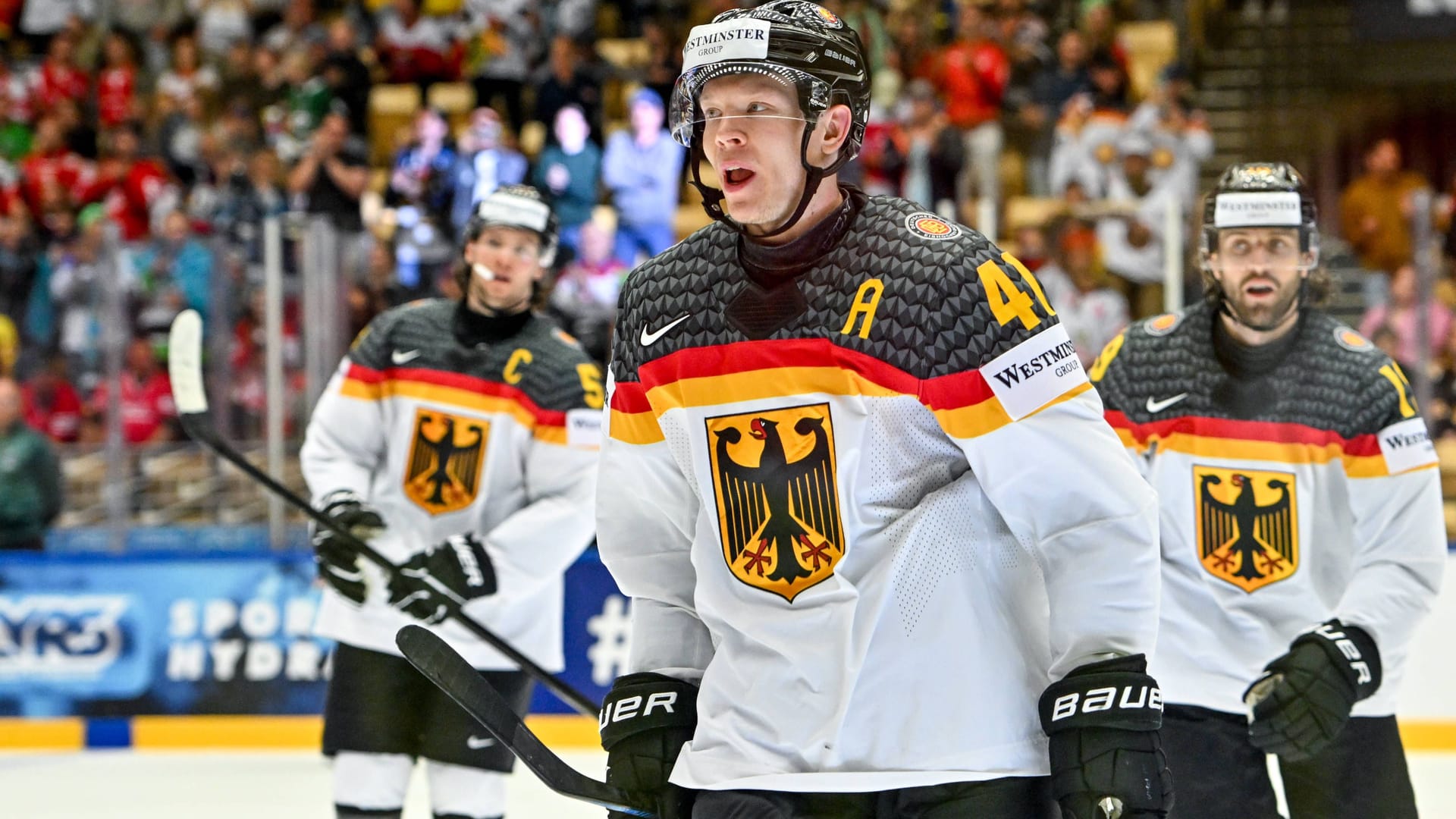 Jonas Müller (front) and his teammates: The national ice hockey team has to win on Tuesday evening.