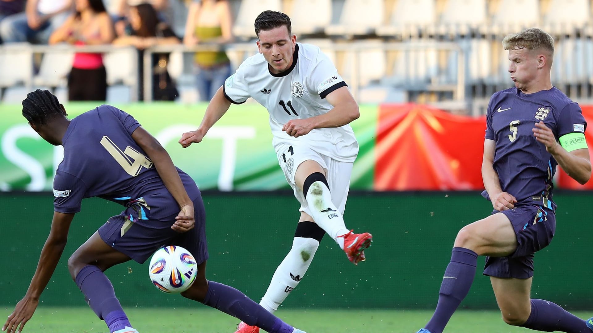Said El Mala (center) at the shot: Five goals were not enough for the German U19 national team.