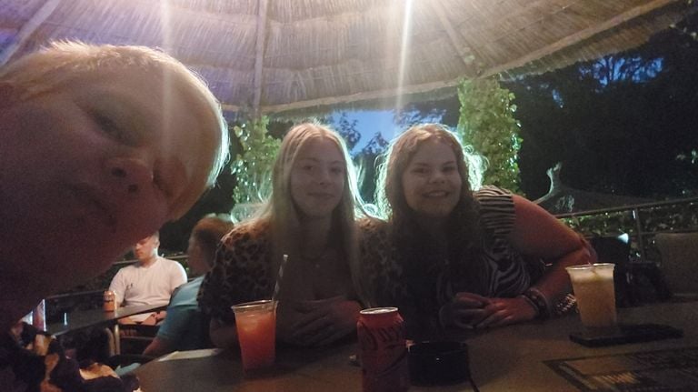 Loes and her two girls (private photo).