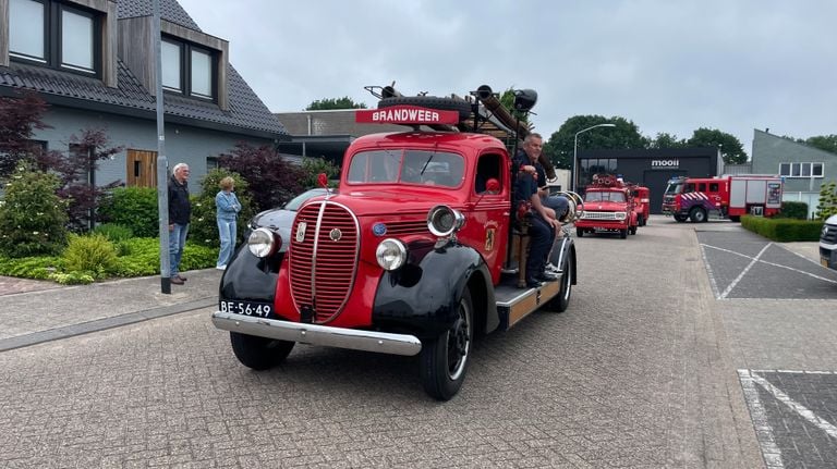 The procession of fire trucks (photo: Jos Verkuijlen).