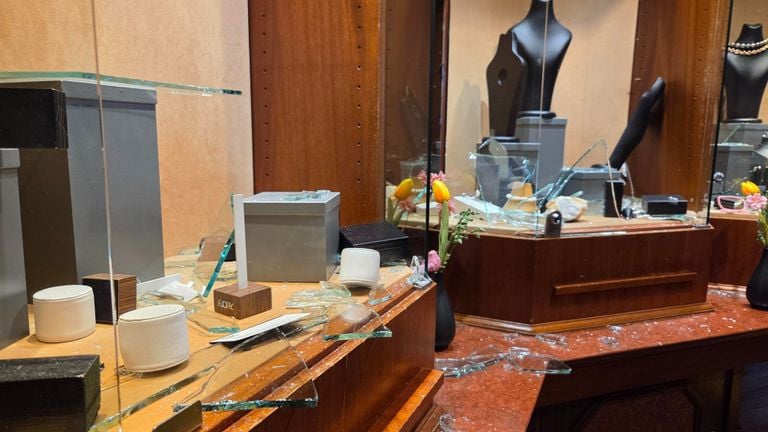 And the glass fragments are in the round (photo: Noël van Hooft).
