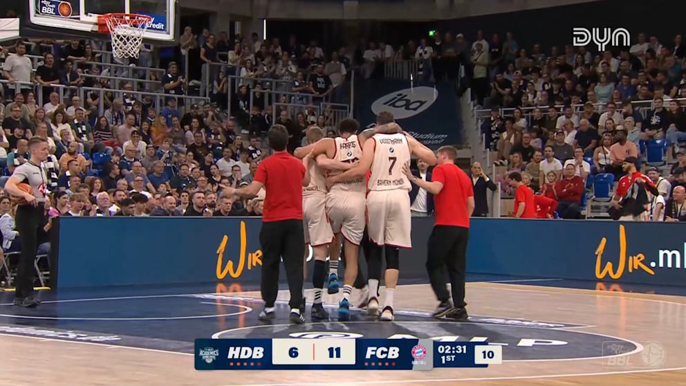Niels Giffey und Jo Voigtmann tragen Harris vom Court