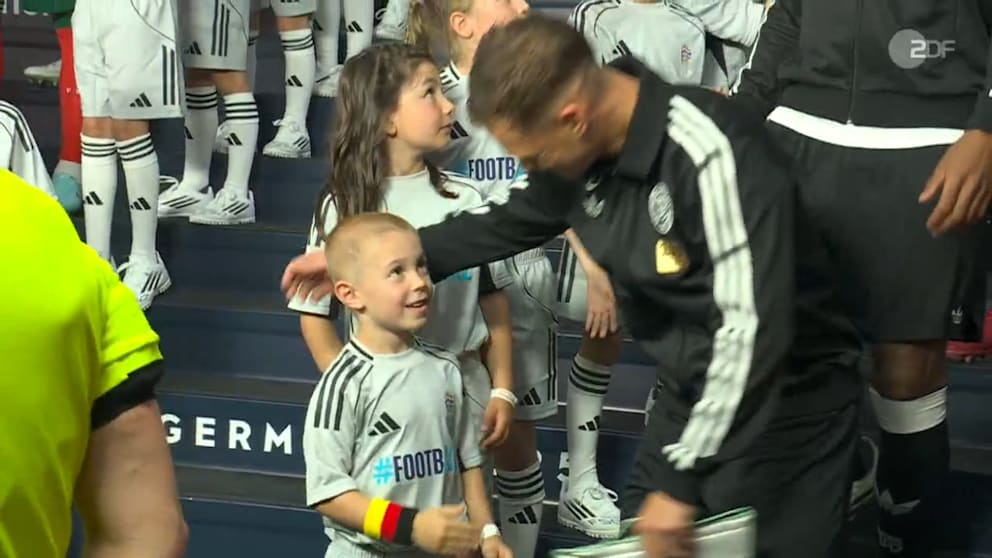 Zu schön: Kimmich entdeckt seinen Sohn vorm Anpfiff, gemeinsam laufen sie aufs Feld