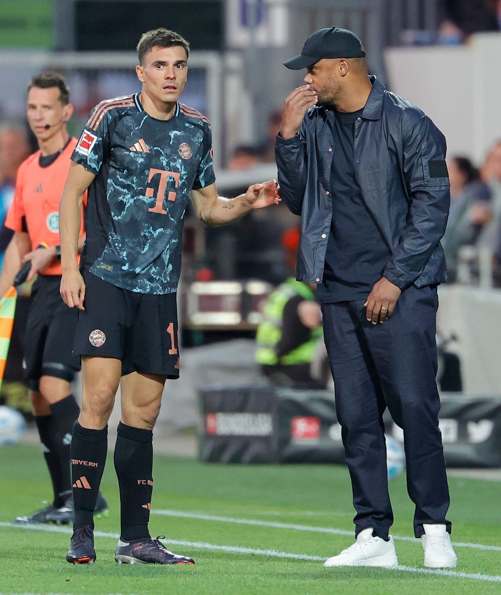 João Palhinha bekommt Anweisungen von Bayern-Trainer Vincent Kompany (r.)