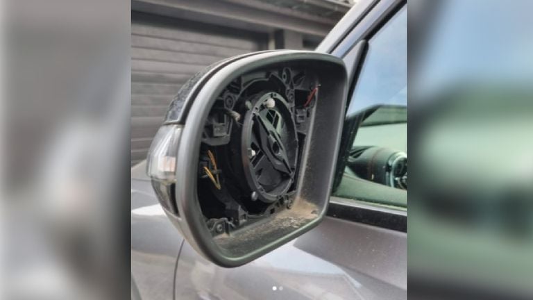 Car mirrors stolen (photo: Instagram/local police officer Veldhoven). 