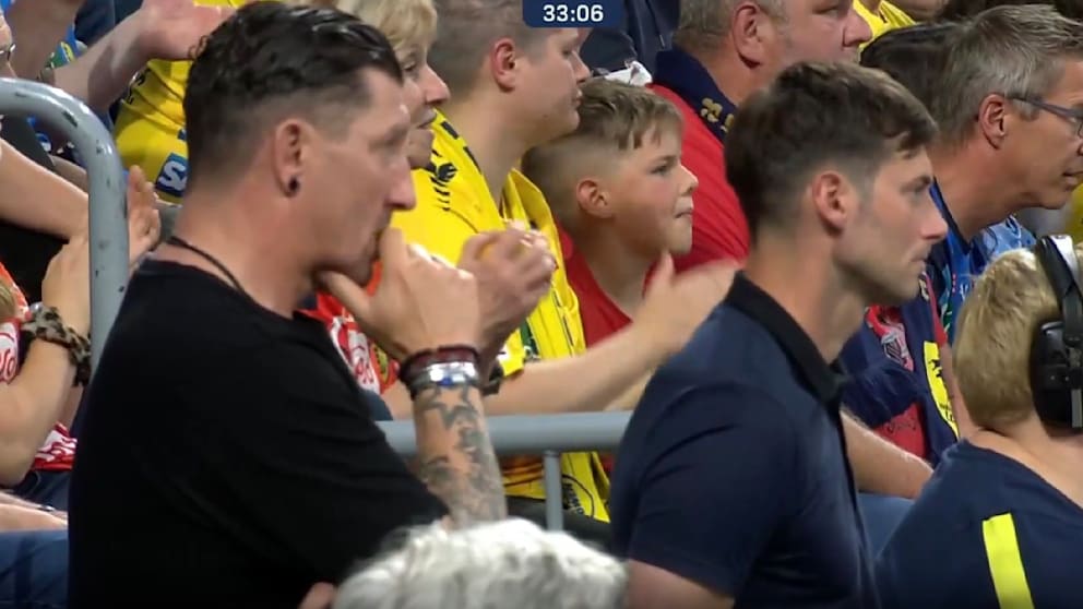 Füchse-Vorstand Stefan Kretzschmar (l.) hält es nicht mehr auf dem Sitz. Er steht neben Löwen-Sportchef Uwe Gensheimer