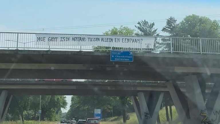 A banner on the Kennedylaan (photo: Ploeg-E)