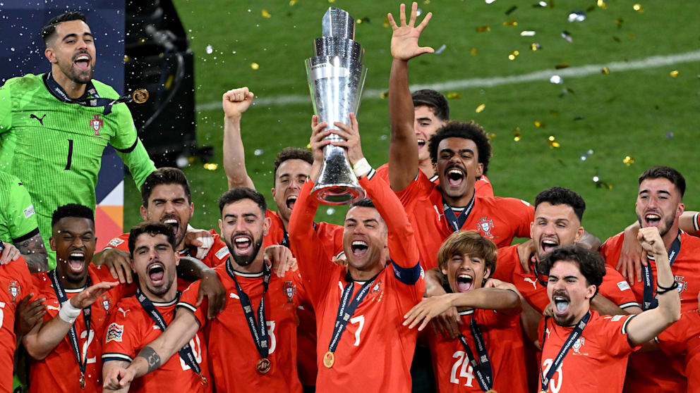 Da ist das Ding! Cristiano Ronaldo (40) jubelt mit dem Nations-League-Pokal