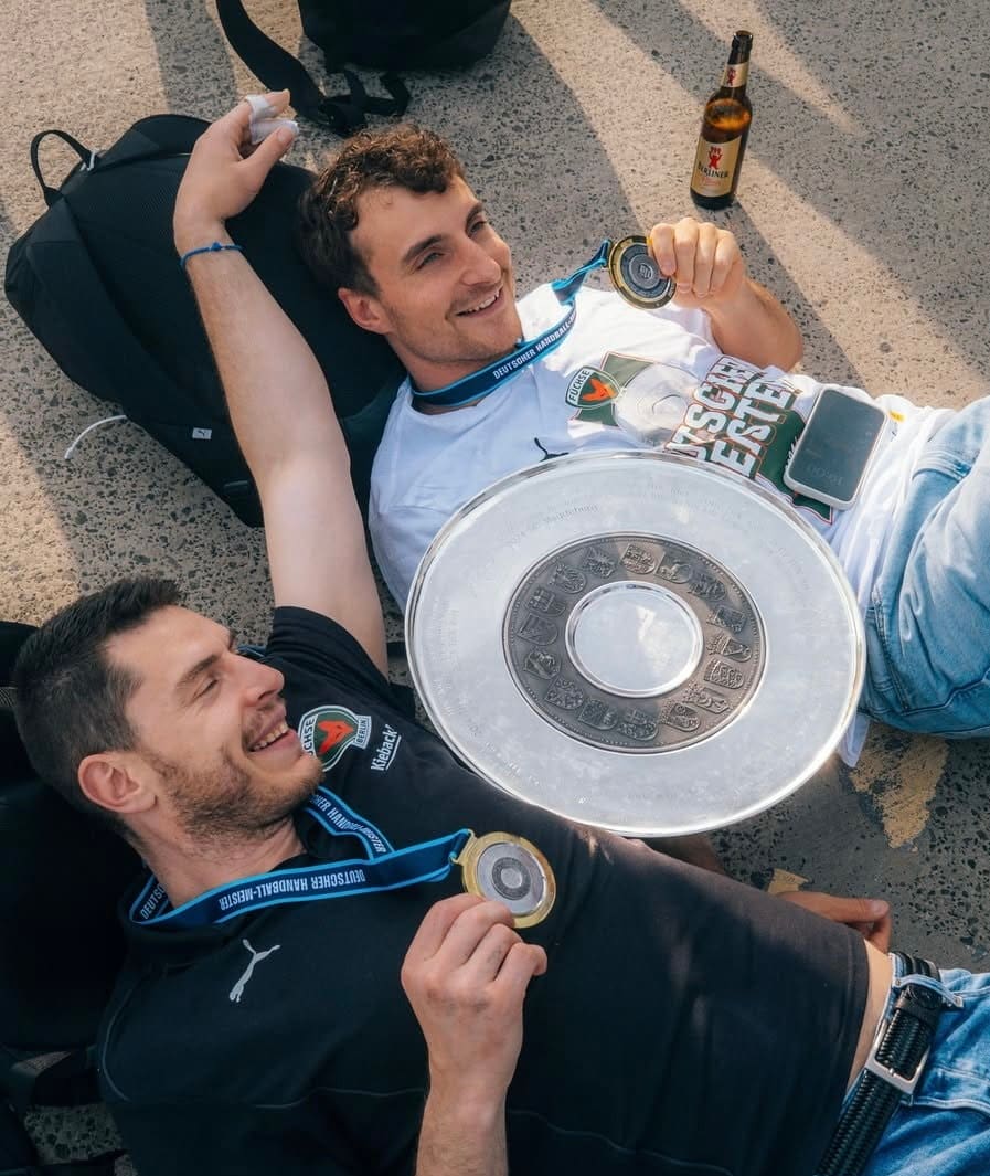 Mijajlo Marsenic (32/.) und Lukas Herburger (30) liegen bierselig auf dem Rollfeld es Mannheimer Flughafens