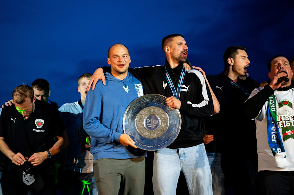 Ziemlich beste Handball-Freunde: Paul Drux (l./30) und Fabian Wiede (31) halten die Schale