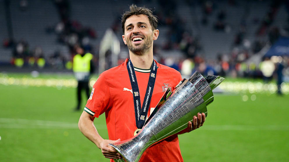 Citys Bernardo Silva (30) mit dem Nations-League-Pokal