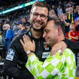 Jaron Siewert (left) and Bob Hanning (right) are in the arms after winning the championship for the Foxes Berlin. Source: Imago Images/Camera4+