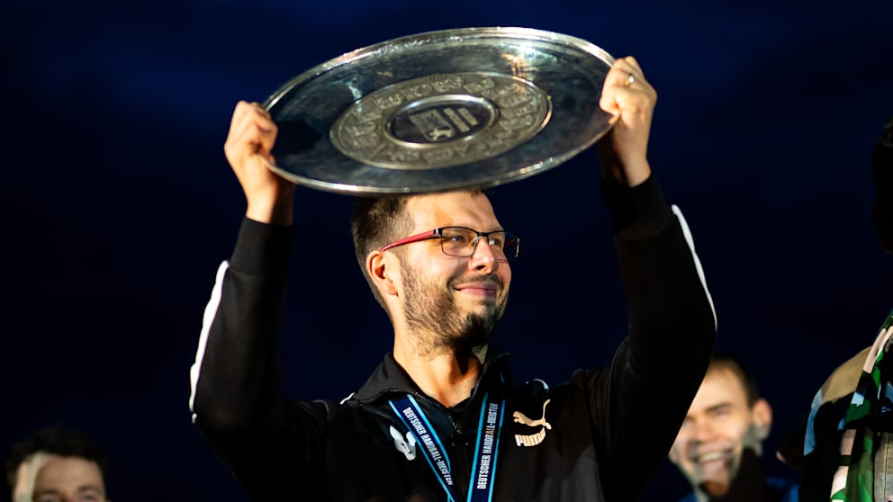 Füchse-Trainer Jaron Siewert (31) mit der Schale