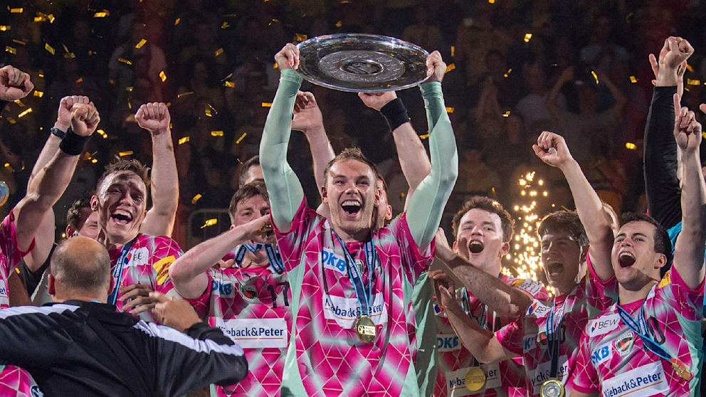 Mathias Gidsel (26) mit der Meisterschale – die Mannschaft jubelt mit ihm