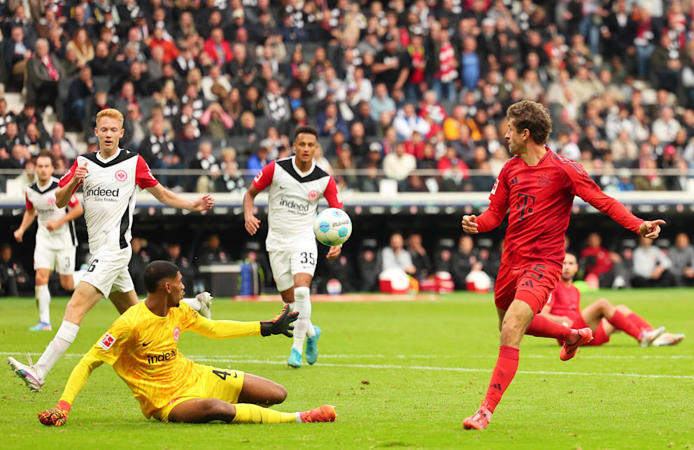 Santos (l.) gegen Bayerns Müller im vergangenen Oktober