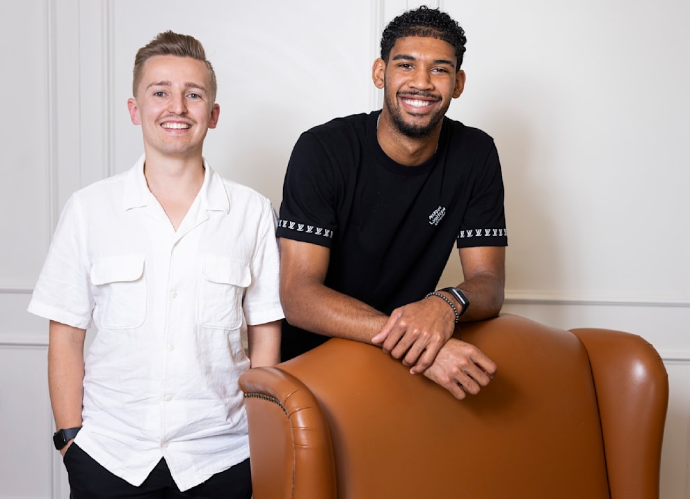 Interview in Frankfurt. Santos mit SPORT BILD-Reporter Johannes Wolf (l.)