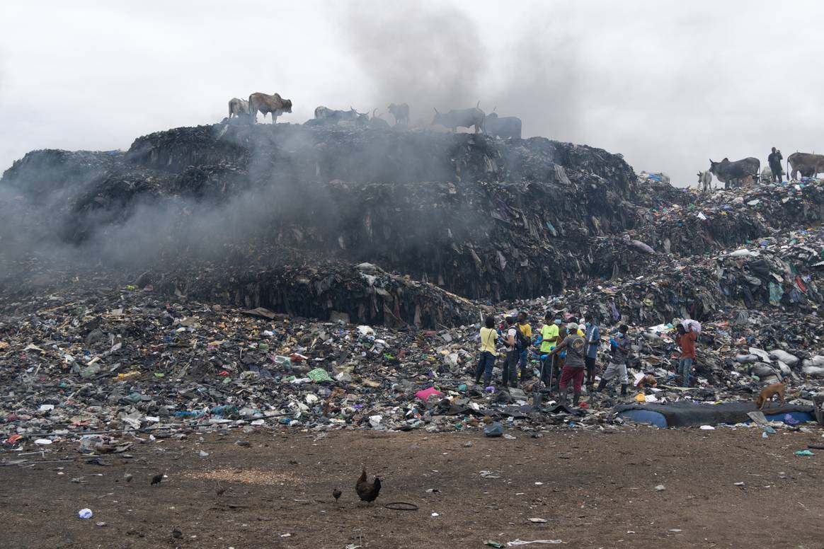 The picture that Simon Gryspeer showed during the fashion talks. Mountains of textile waste in Ghana.