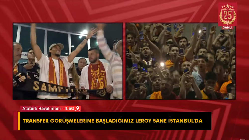 Sané winkt den Fans zu, die seinen Namen rufen und alles mitfilmen