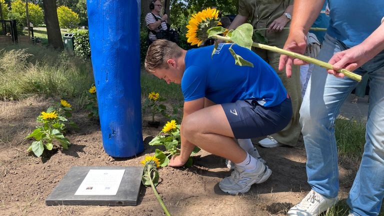 Flowers in memory of Milou (photo: René van Hoof)