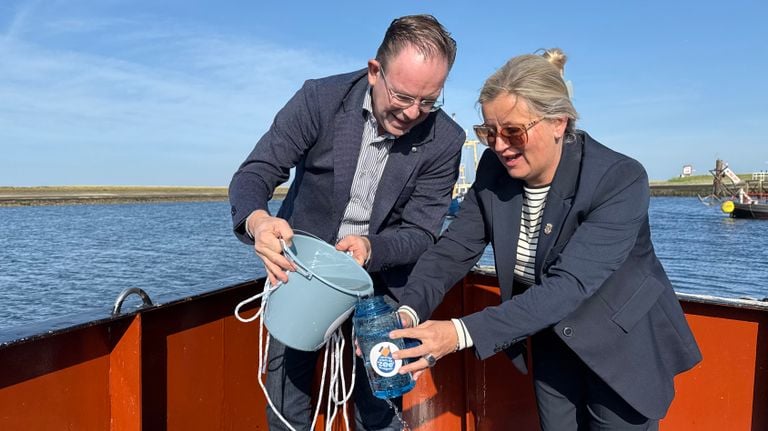 Project director Patrick van der Wens van Brabant Water and alderman Hilde Moerland van Tholen already create symbolic sea water from the Oosterschelde (photo: Erik Peeters)