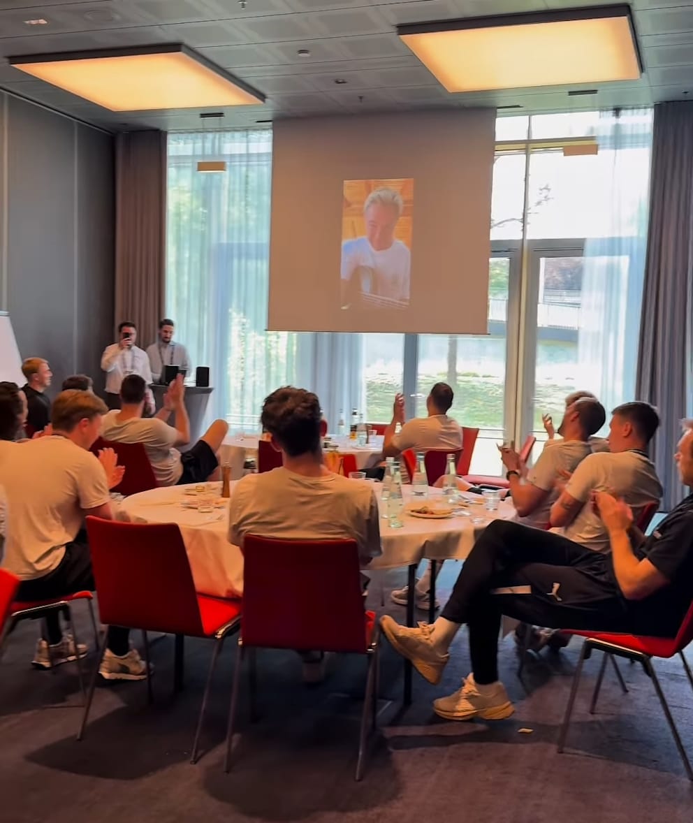 Auf der Video-Leinwand sind Oimara „Wackelkontakt“ für die Füchse, Mathias Gidsel (r.) klatscht