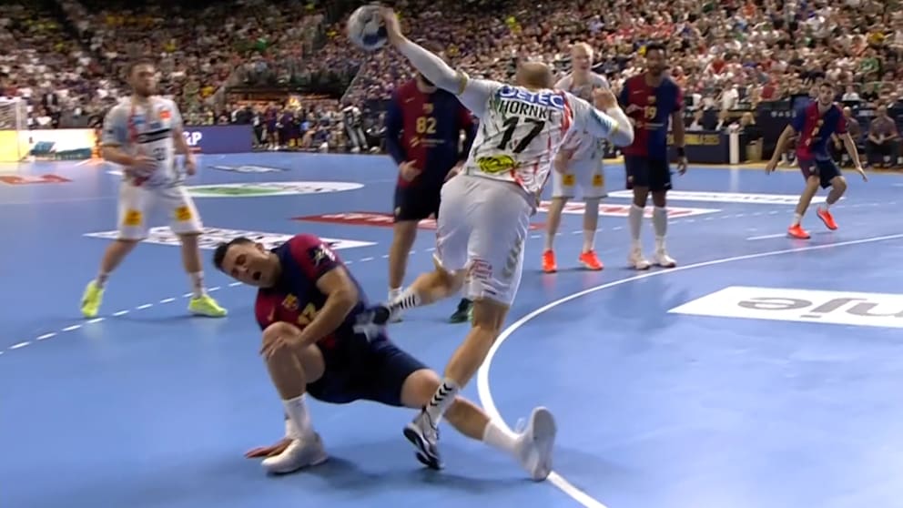 Auch Barcelonas Aitor Arino rutscht im Gidsel-Style aus und holt Tim Hornke von den Füßen