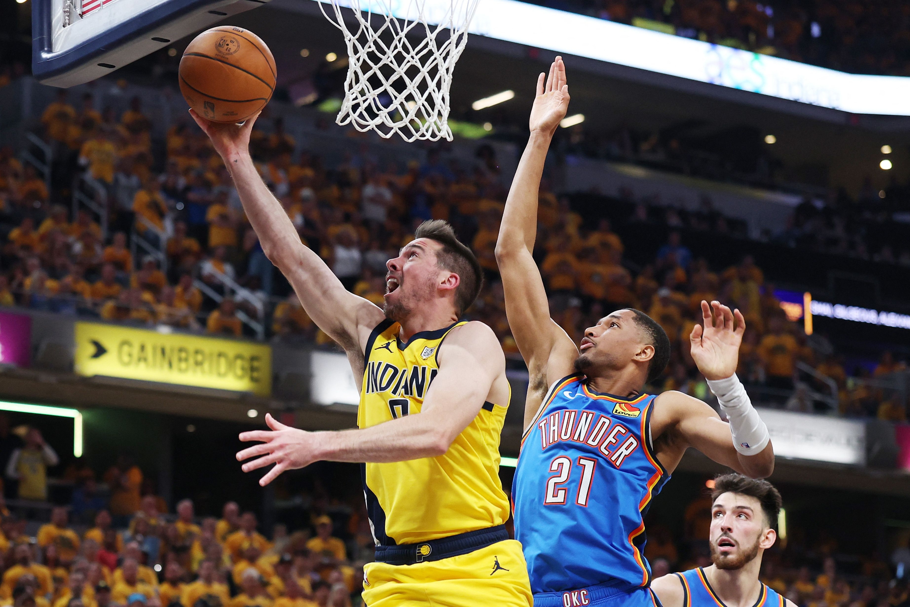 Indianapolis, Indian - June 19: TJ McConnell #9 of the Indiana Pacers Attamps A Layup Against Aaron Wiggins #21 of the Oklahoma City Thunder During the Second Quarter in Game Six of the 2025 NBA Finals at Gainbridge Fieldhouse on June 19, 2025 in Indianapolis, Indian. Notes to User: User Expressly Acknowledges and Agrees That, by Downloading and or Using This Photograph, User is allowed to the Terms and Conditions of the Getty Images License Agreement. Maddie Meyer / Getty Images / AFP (Photo by Maddie Meyer / Getty Images North America / Getty Images Via AFP)