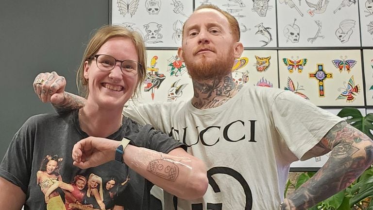 Sanne with Frank Carter and the newly set radio tattoo (private photo). 