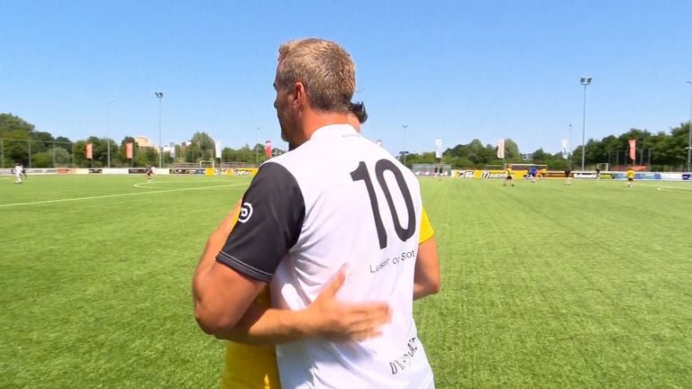 Old NAC striker Ralf Seuntjens and organizer Thijs Kroezen embrace each other (photo: Omroep Brabant)