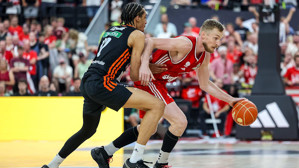 Machte ein ganz starkes Spiel: Bayerns Berliner Niels Giffey (r.)