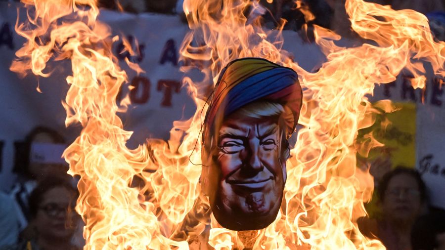 Photogaleria activists of the Indian Congress Party burn an effigy of US President Donald Trump for what they claim is his interference in the conflict between India and Pakistan