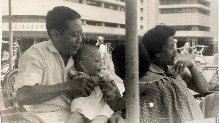 Isje with her parents and sister in Indonesia (photo: private). 