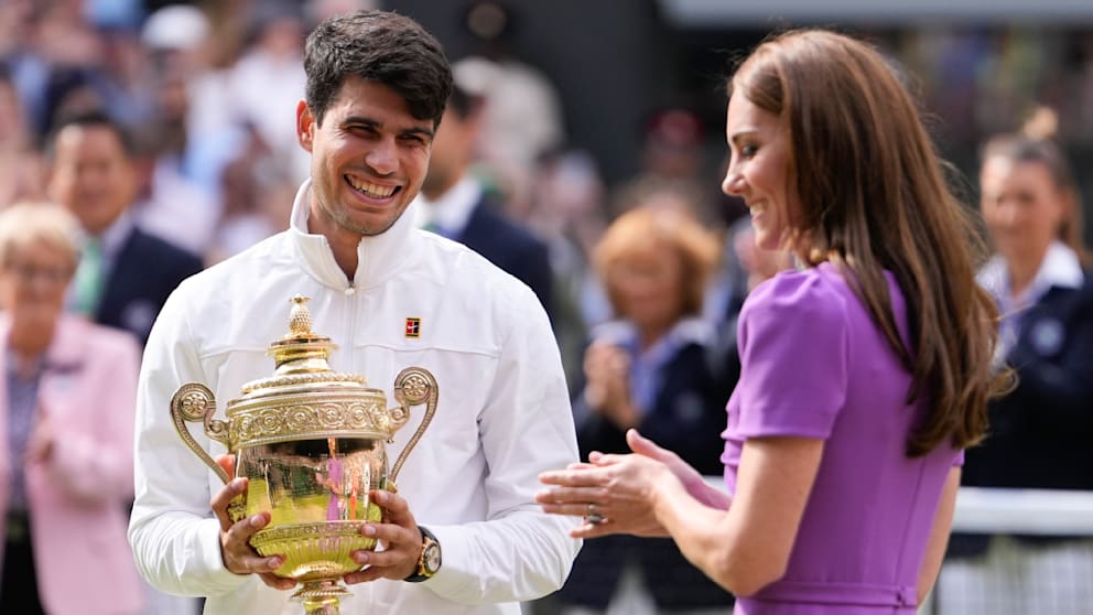 Im vergangenen Jahr bekam Carlos Alcaraz den Wimbledon-Siegerpokal von Prinzessin Kate