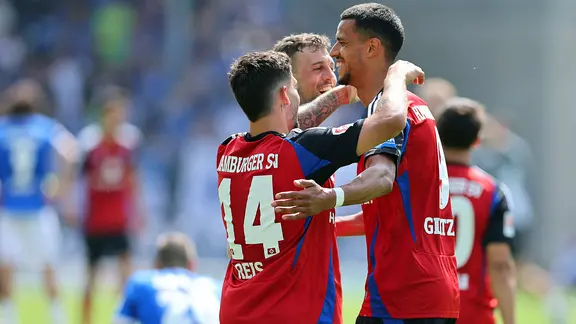 Cheers with Robert Glatzel (right), Ludovit Reis (left) and Jonas Meffert from Hamburger SV | Witters / Jörg Halisch Cheers with Robert Glatzel (right), Ludovit Reis (left) and Jonas Meffert from Hamburger SV